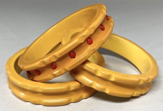 BB425 trio of maize notched and raised edge bakelite bangles